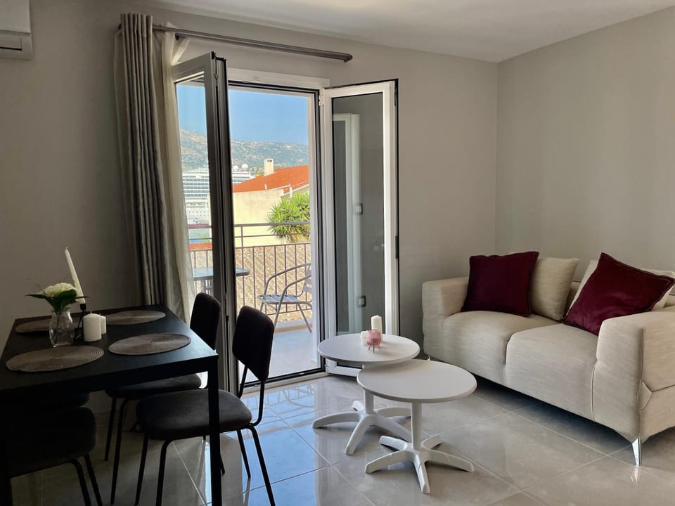 Balcony/Terrace, Living room, Seating area, Dining area, air conditioner