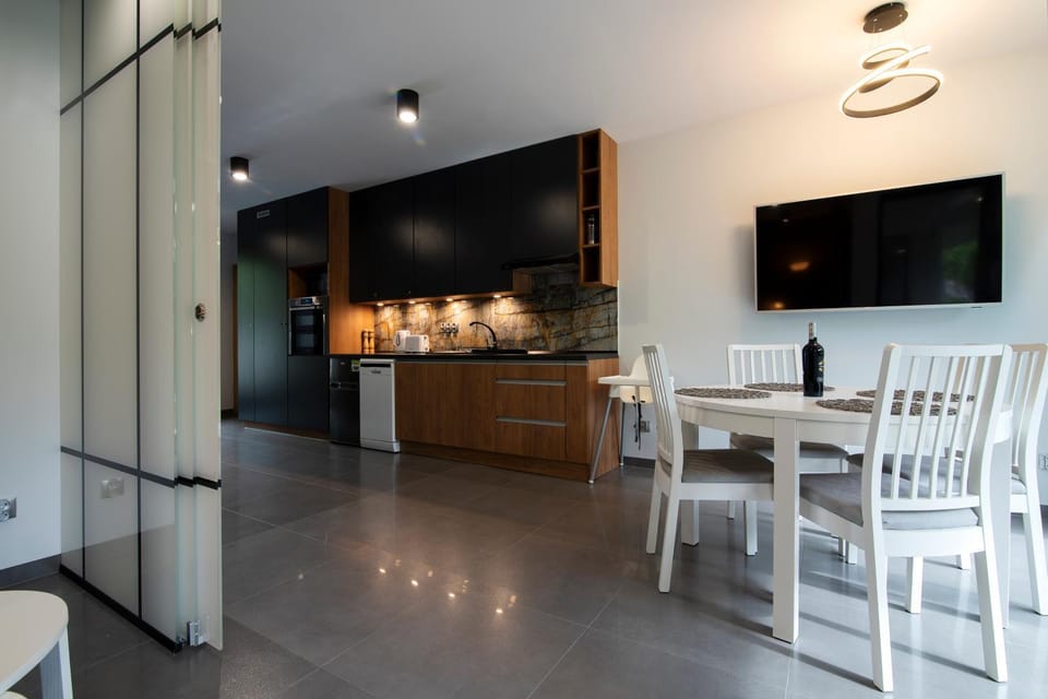 Kitchen or kitchenette, Dining area