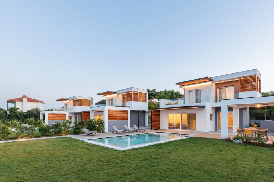 Property building, Bird's eye view, Garden view, Pool view, Swimming pool, sunbed