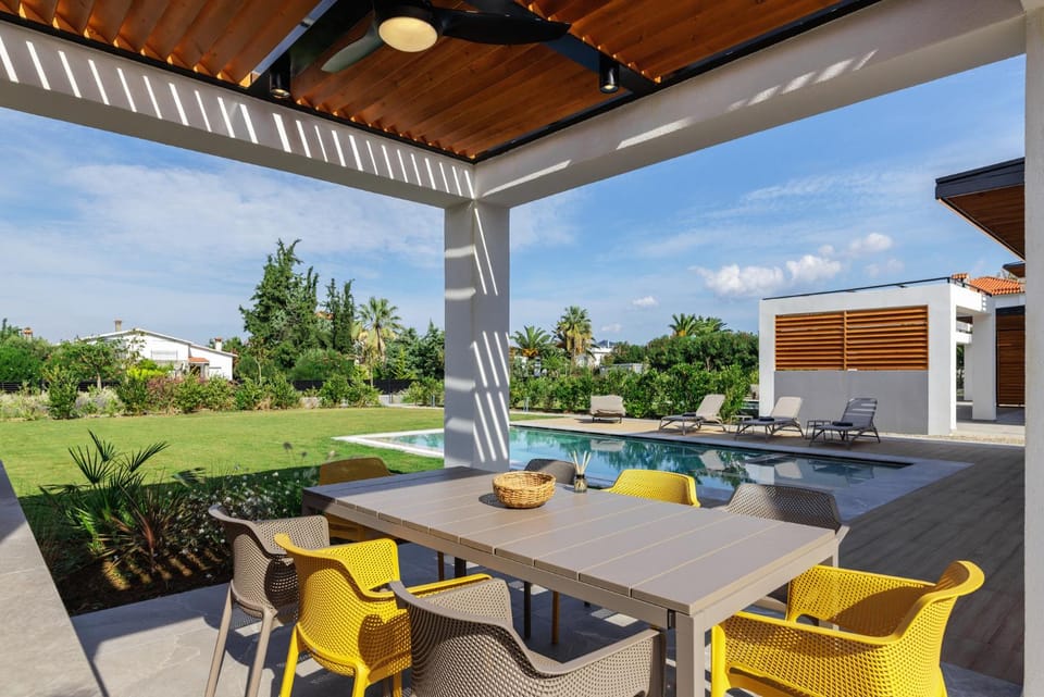Balcony/Terrace, Seating area, Dining area, Pool view, Swimming pool, sunbed