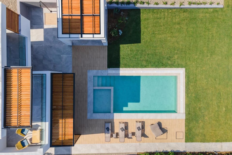 Property building, Patio, Balcony/Terrace, Pool view, Swimming pool, sunbed