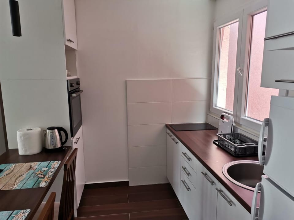 Coffee/tea facilities, Kitchen or kitchenette, oven, stove