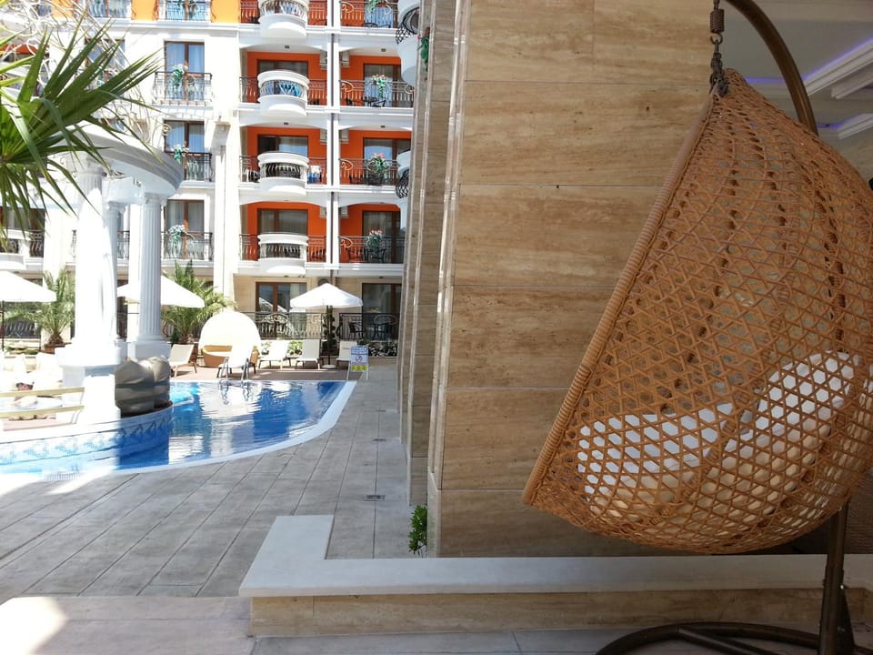 Swimming pool, sunbed