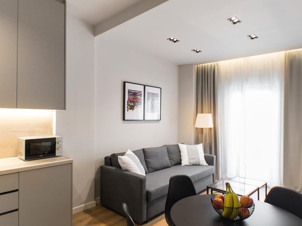 TV and multimedia, Kitchen or kitchenette, Living room, Seating area, Dining area