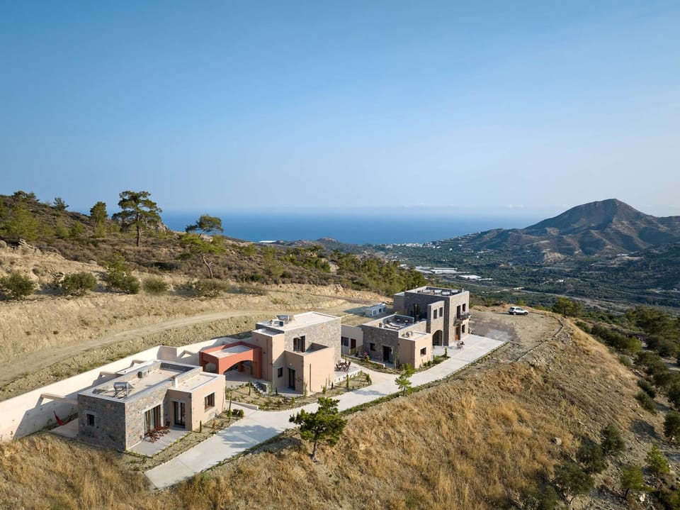 Property building, Day, Neighbourhood, Natural landscape, Mountain view, Sea view