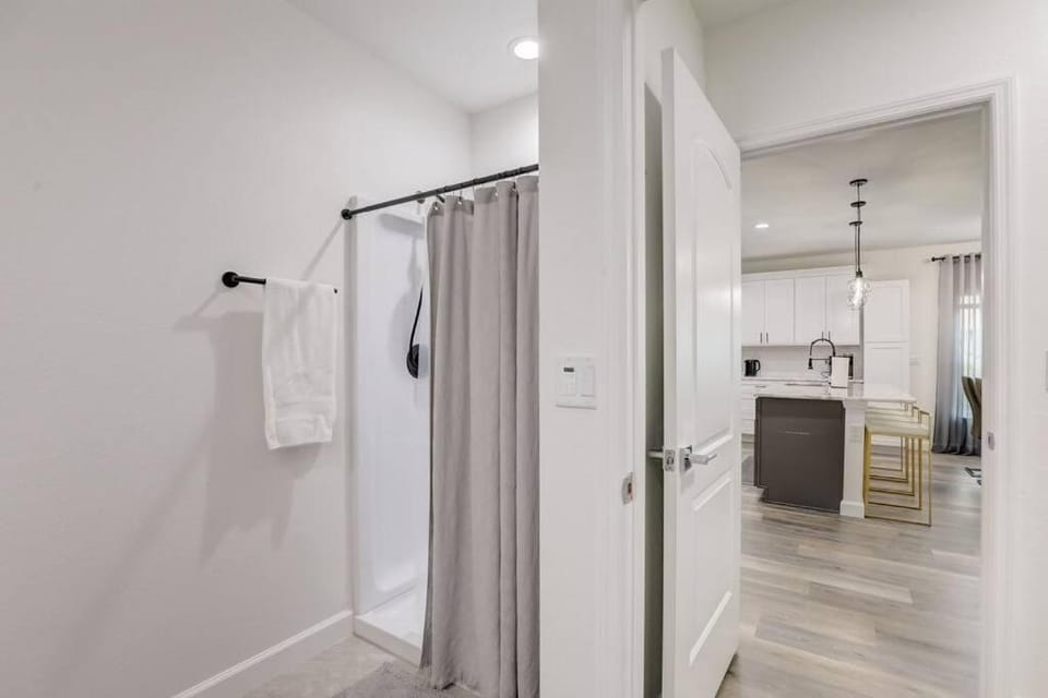 Shower, Bathroom, towels