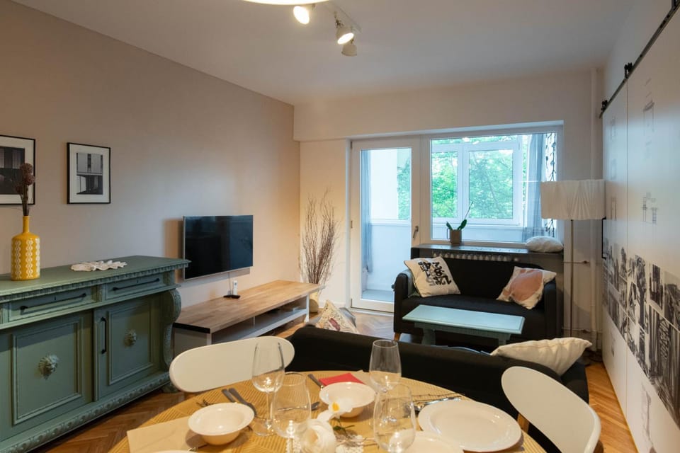 Communal lounge/ TV room, TV and multimedia, Living room, Food and drinks, Seating area, Dining area, Evening entertainment, Drinks