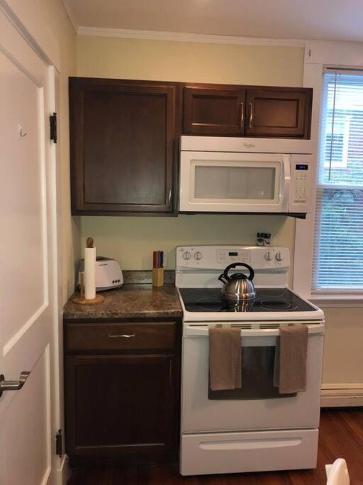 Walk to Downtown Salem Apartment in Marblehead