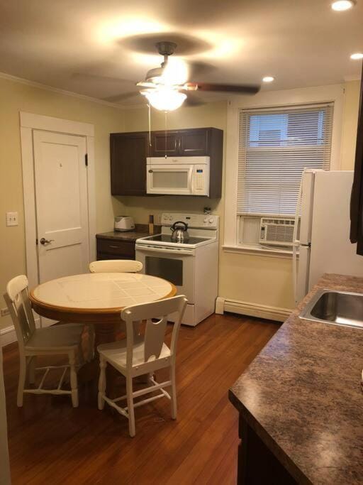 Walk to Downtown Salem Apartment in Marblehead