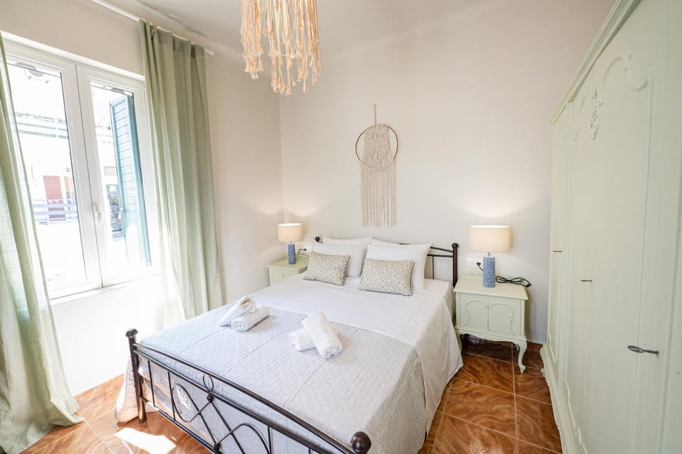 Sunny yard apartments Villa in Poros