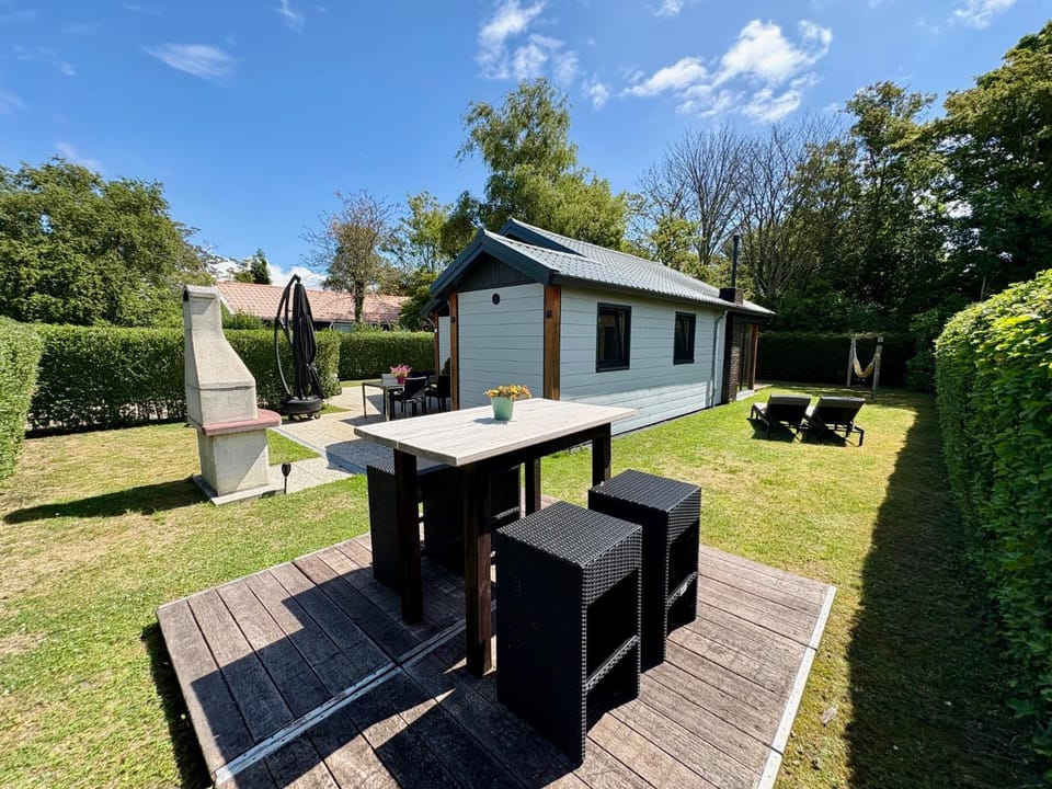 Property building, Garden, Balcony/Terrace