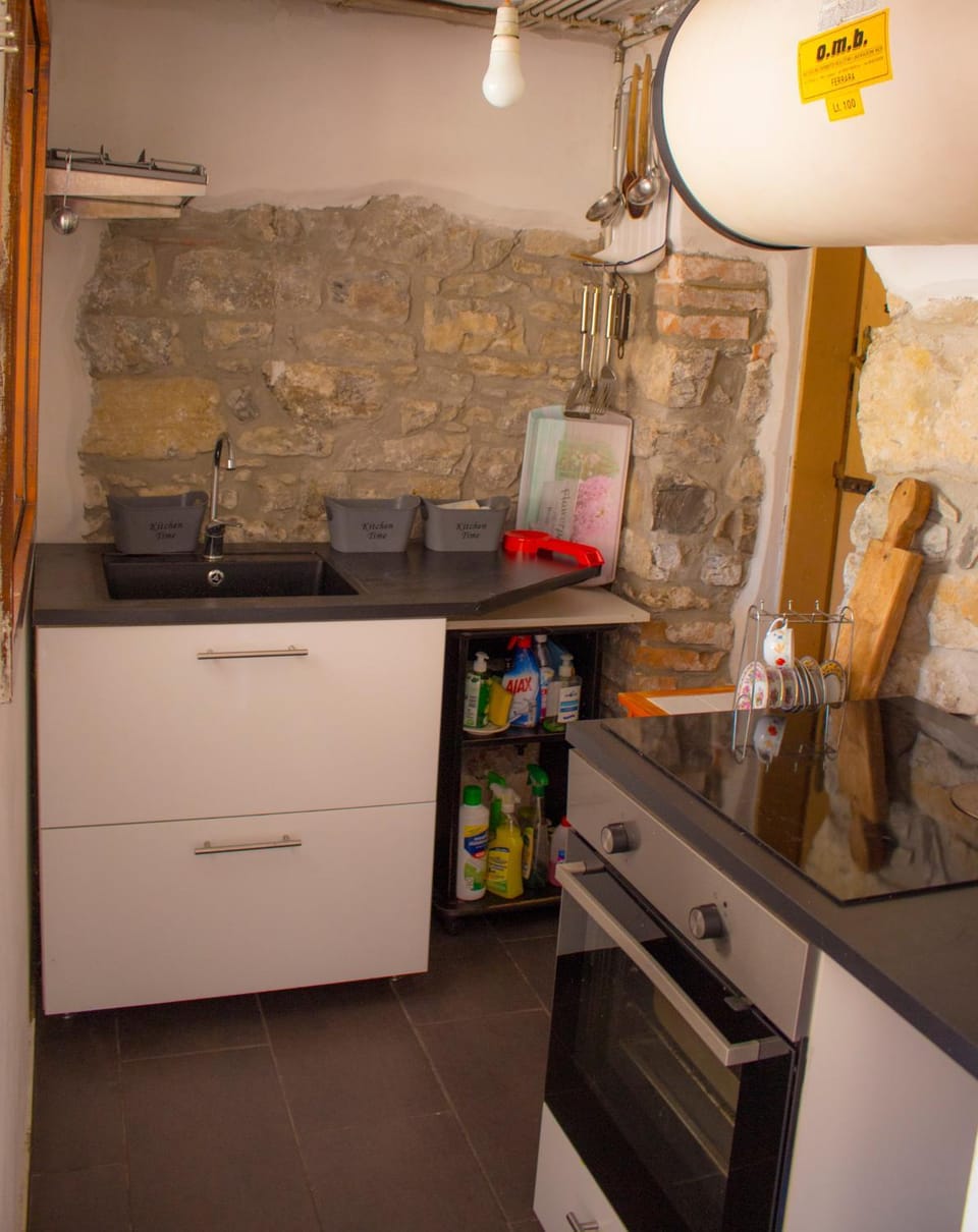Kitchen or kitchenette, pet friendly, stove