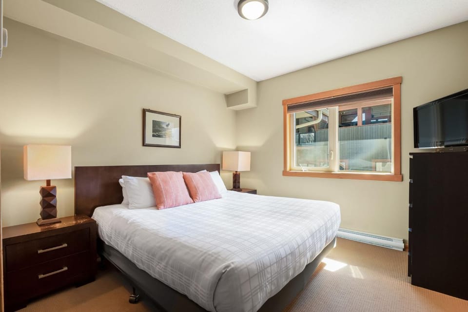 King Bed - Top Floor Grizzly Apartment in Canmore