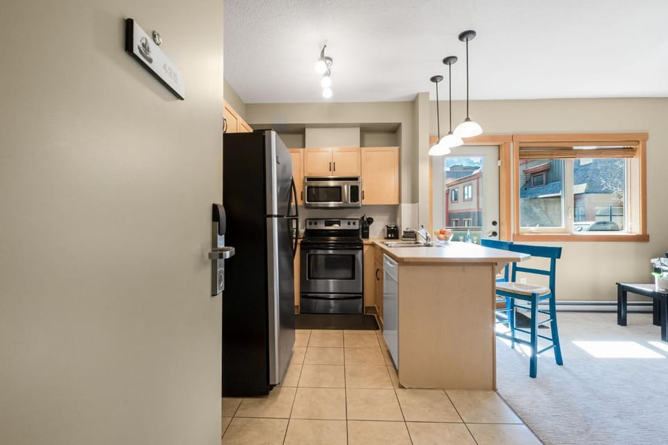 King Bed - Top Floor Grizzly Apartment in Canmore