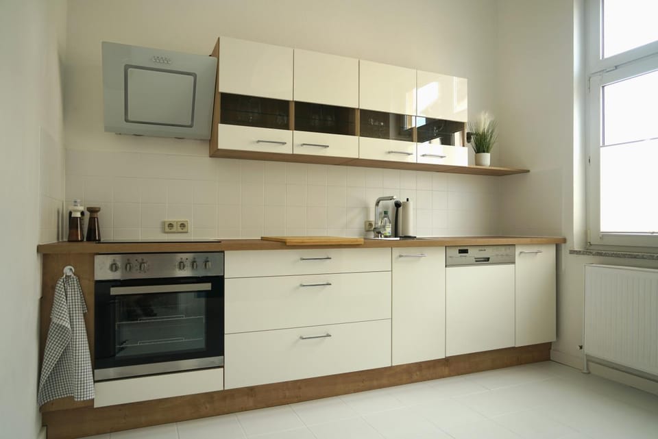 Kitchen or kitchenette, dishwasher, stove