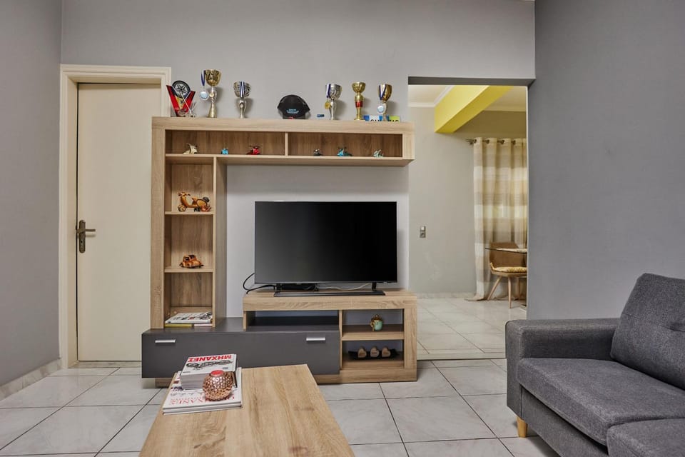 TV and multimedia, Living room, Seating area, Evening entertainment