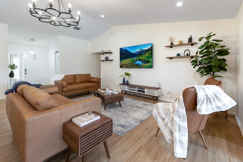New Regal Manor Paradise Dreamy Heated Pool Spa Villa in Royal Palm Beach