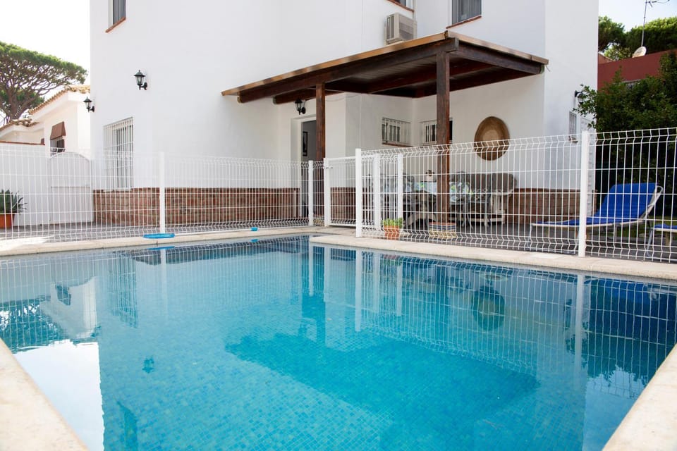Property building, Patio, Day, Pool view, Swimming pool, sunbed