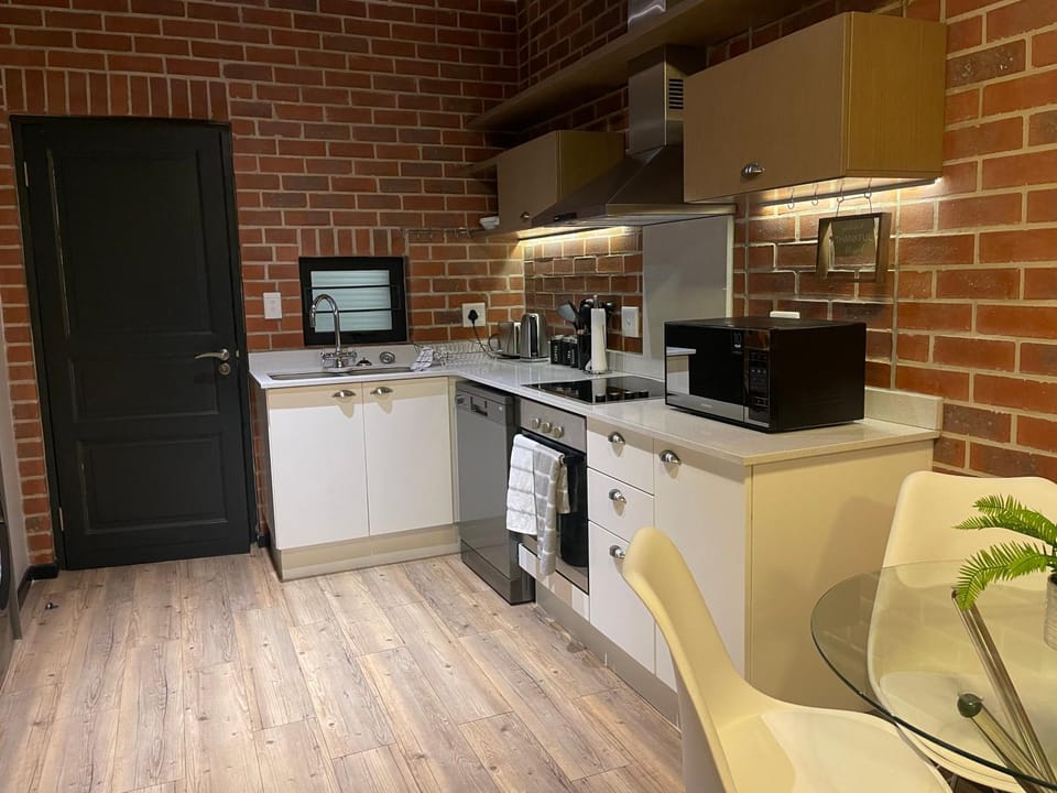 Coffee/tea facilities, Kitchen or kitchenette, dishwasher, oven, stove, toaster