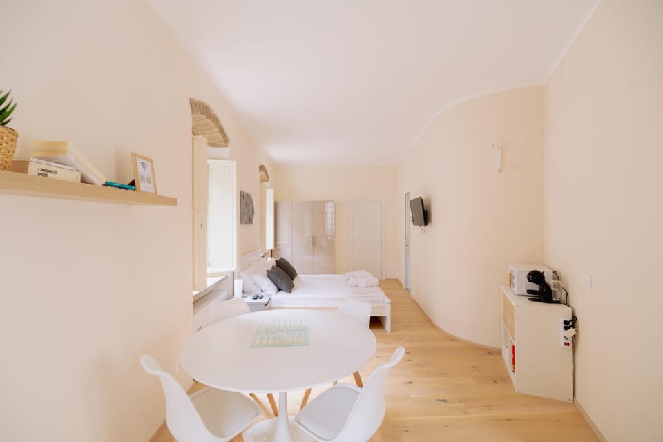 Bed, TV and multimedia, minibar