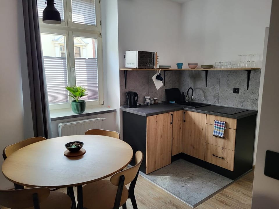 Kitchen or kitchenette, Dining area, stove