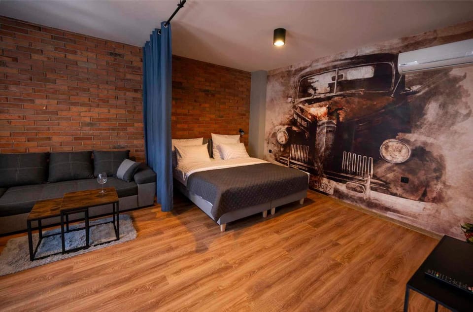 Bed, TV and multimedia, Living room, Photo of the whole room, Seating area, Bedroom