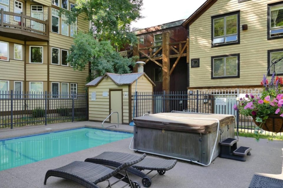 Etta Place Too - Hot Tub w View - Ski-in Ski-out Apartment in Telluride