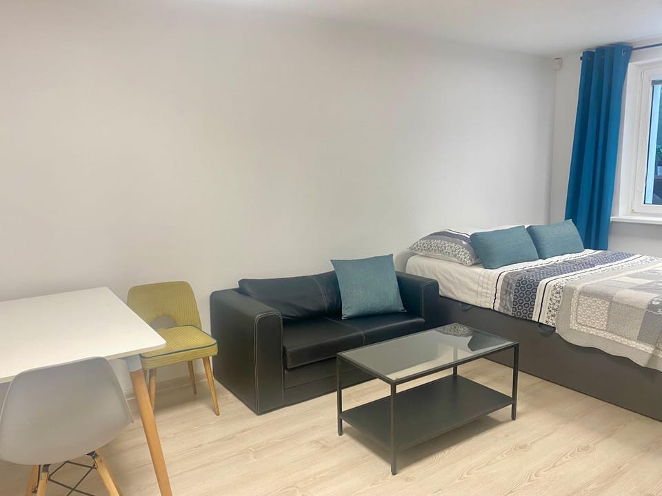 Bed, Living room, Dining area, Bedroom
