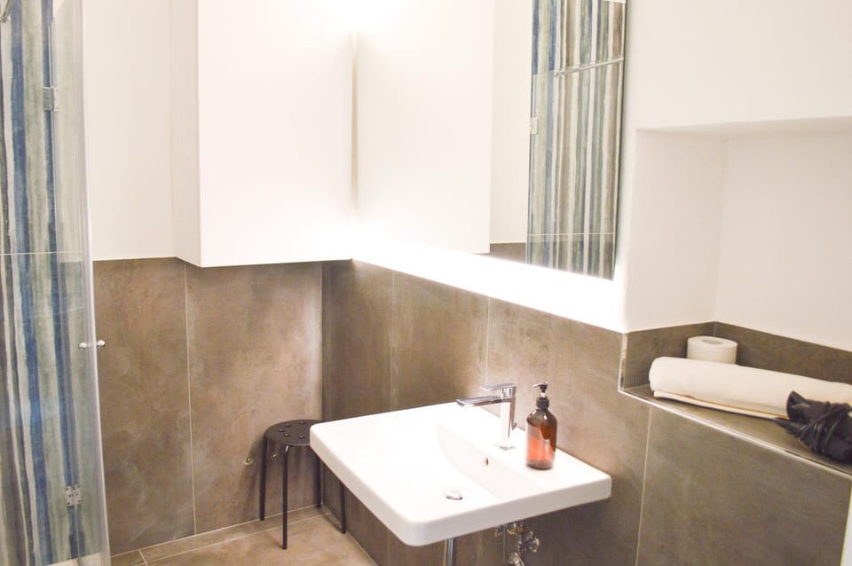 Shower, Toilet, bidet, heating