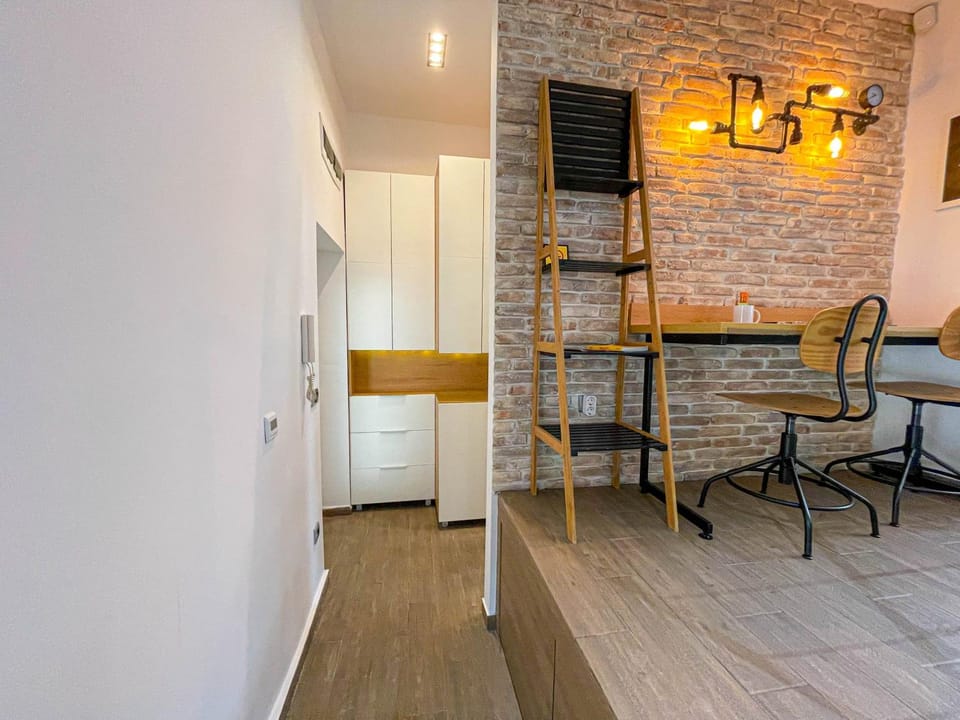 Facade/entrance, Dining area