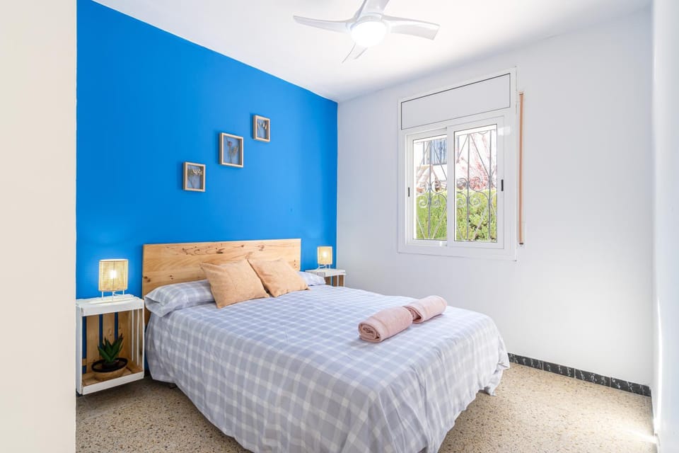 Bed, Photo of the whole room, Bedroom, fireplace, towels