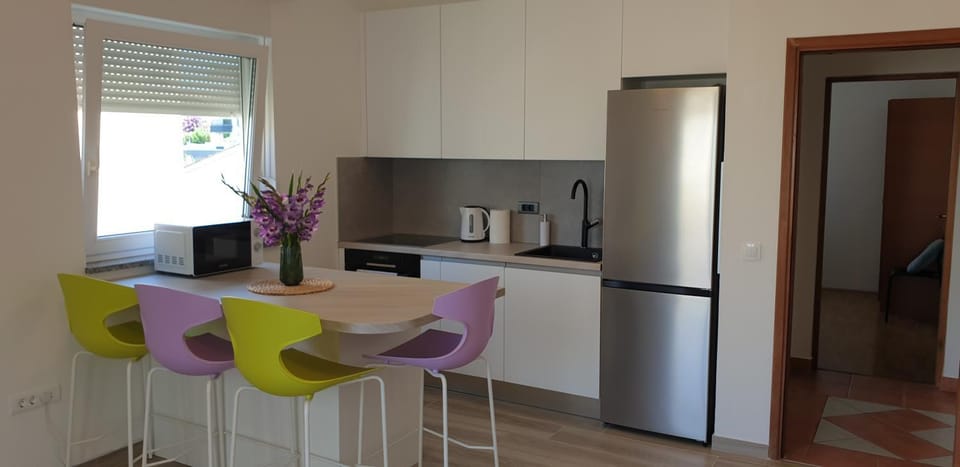Coffee/tea facilities, Dining area, dishwasher, microwave, oven, stove