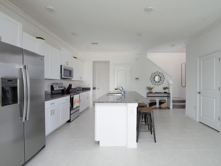 Modern Oasis! 3BR Townhouse in a Lagoon Community House in Wesley Chapel