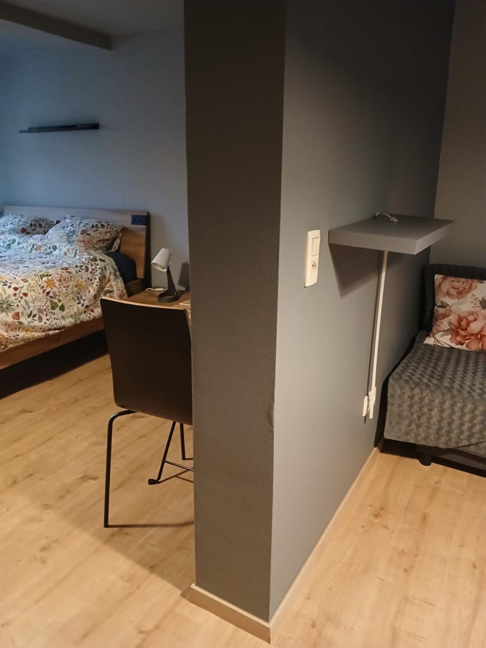 Bed, Photo of the whole room, Seating area, Bedroom