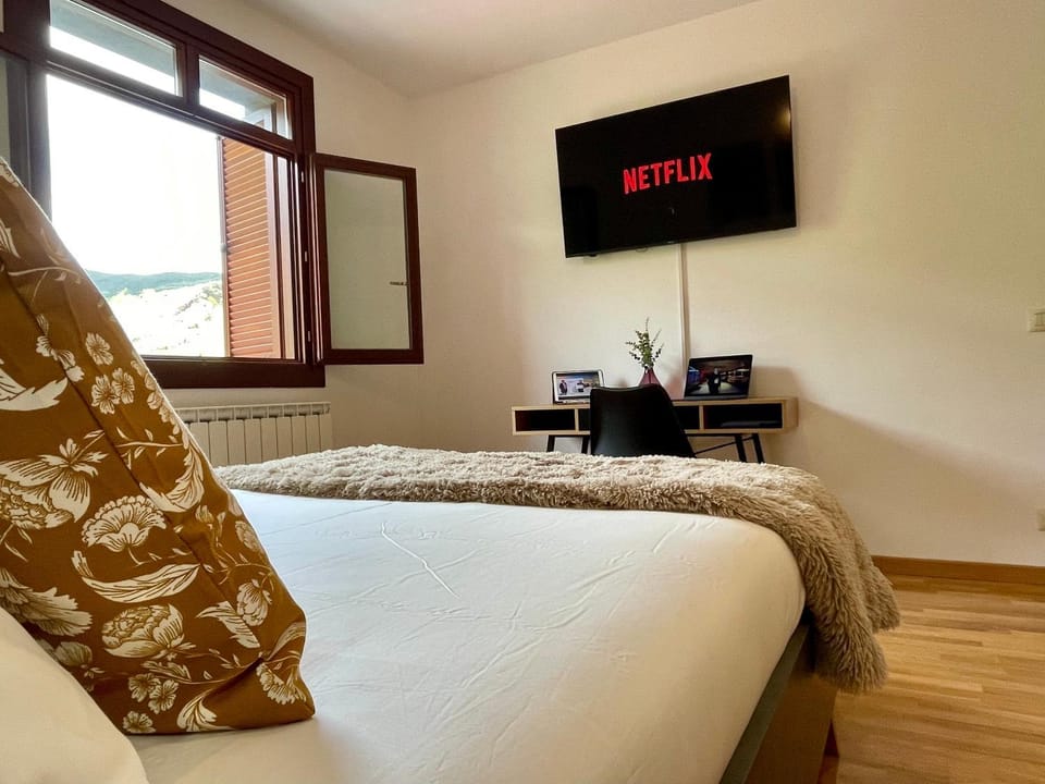Bed, TV and multimedia, Photo of the whole room