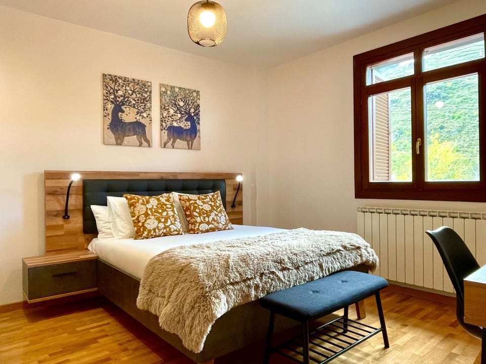 Bed, Photo of the whole room, Bedroom