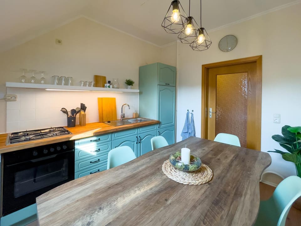 Dining area, kitchen