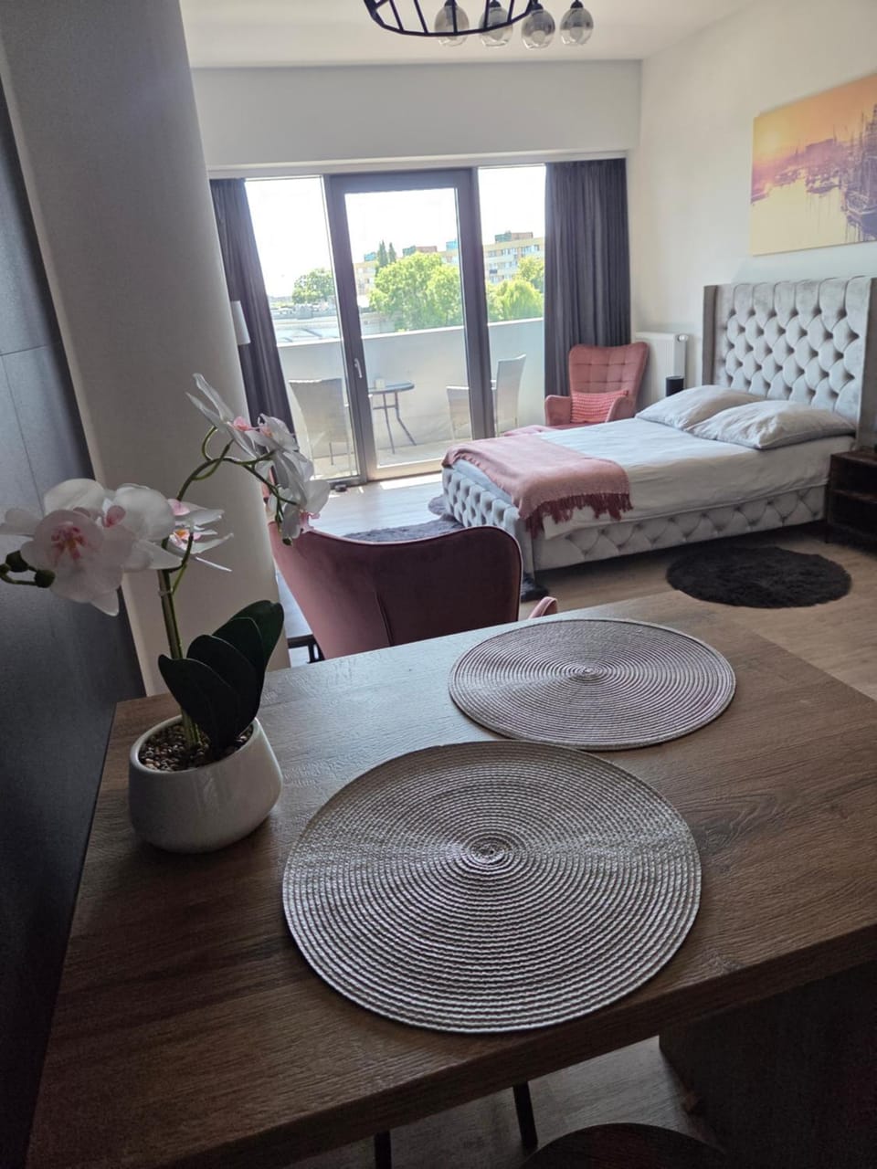 Photo of the whole room, Dining area