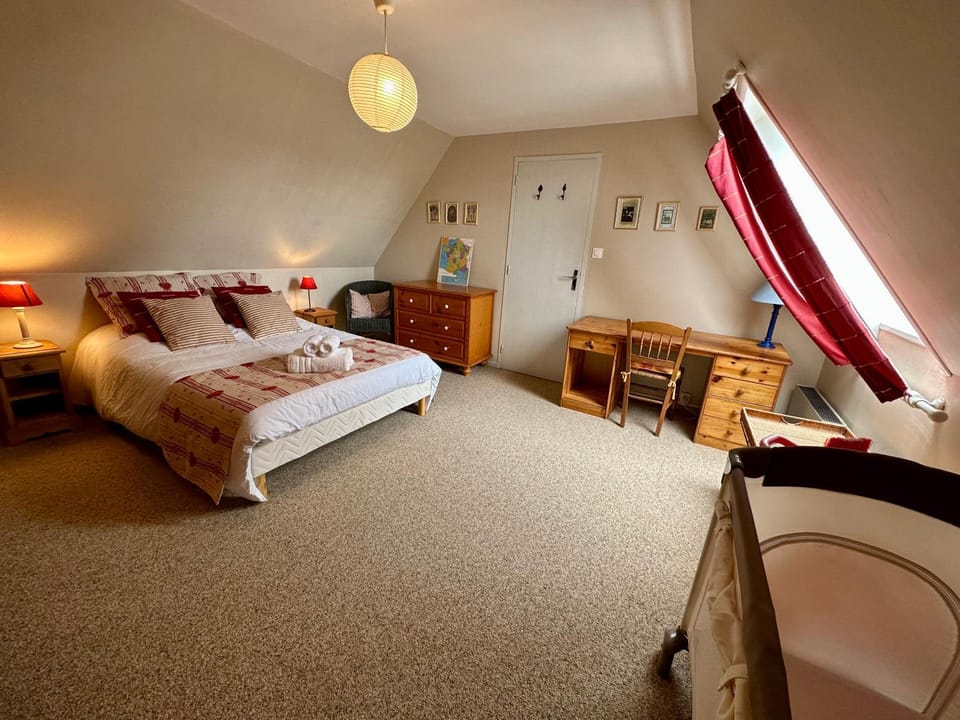 Photo of the whole room, Bedroom