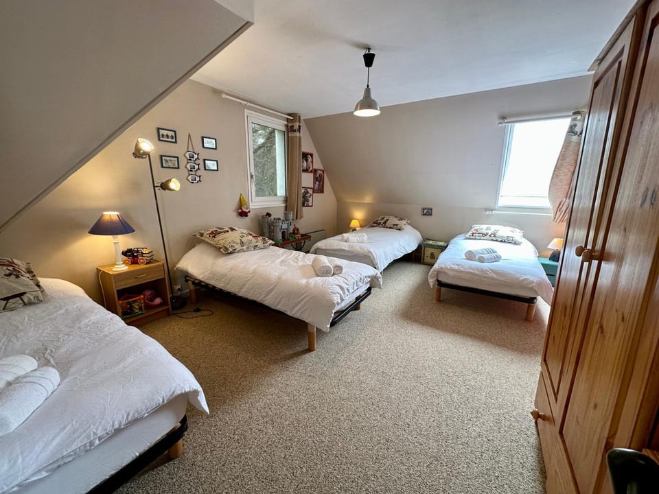Photo of the whole room, Bedroom