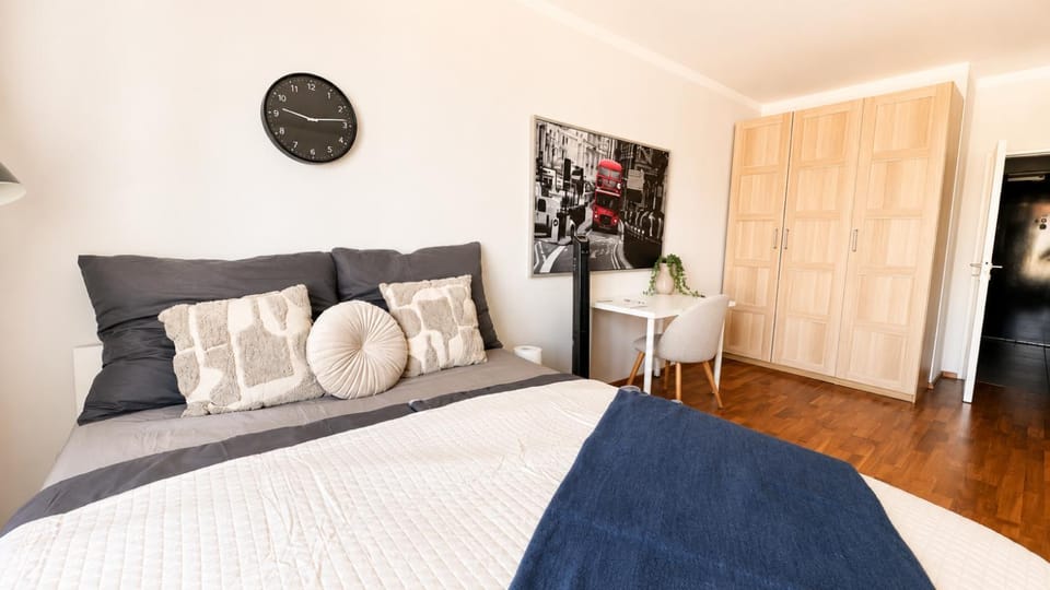 Bed, Kitchen or kitchenette, Living room, Photo of the whole room, Seating area, Bedroom, wardrobe