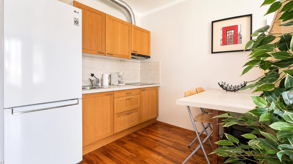 Kitchen or kitchenette, Dining area, minibar, stove