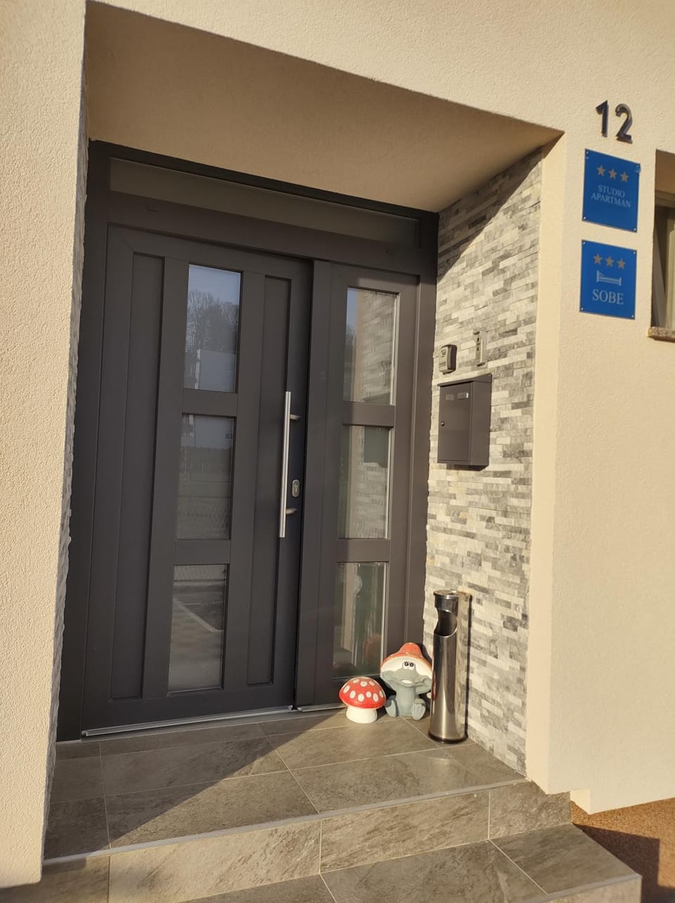 Facade/entrance