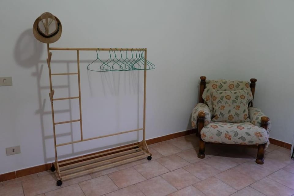 Photo of the whole room, Bedroom, wardrobe