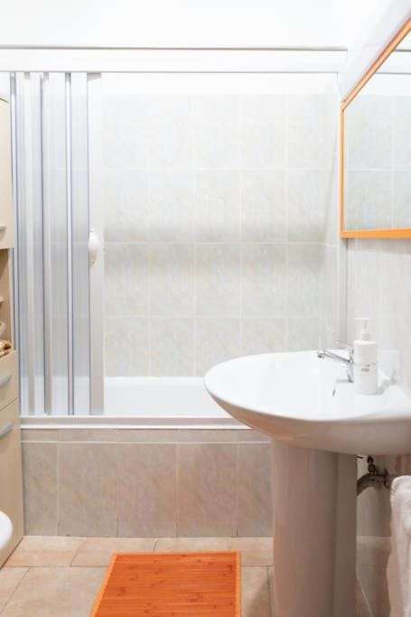 Bathroom, Bath, towels