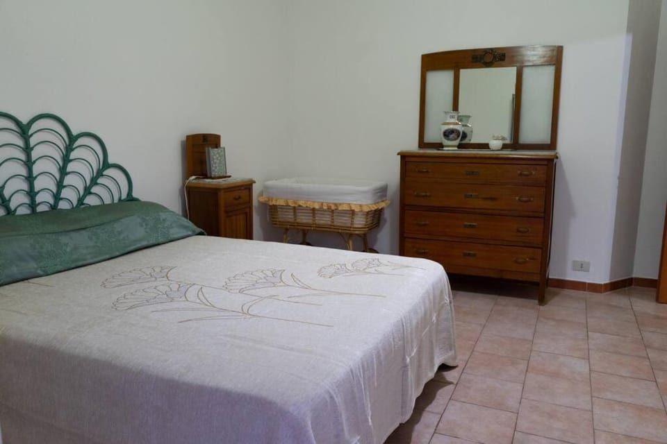 Bed, Photo of the whole room, Bedroom, cot