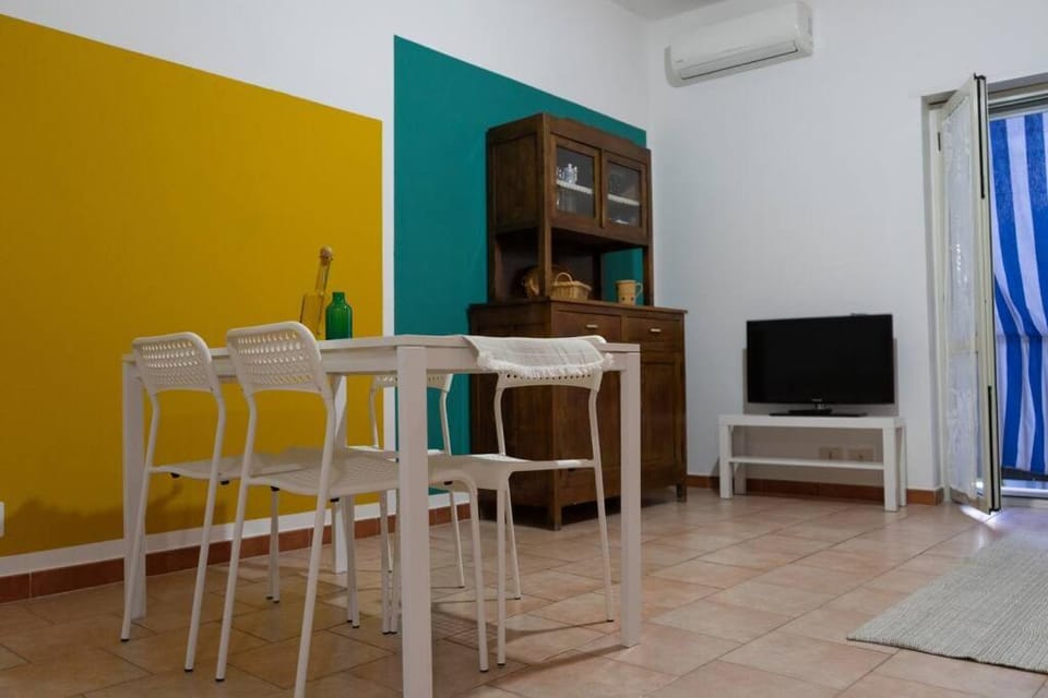 Communal lounge/ TV room, TV and multimedia, Living room, Seating area, Dining area, Evening entertainment, air conditioner