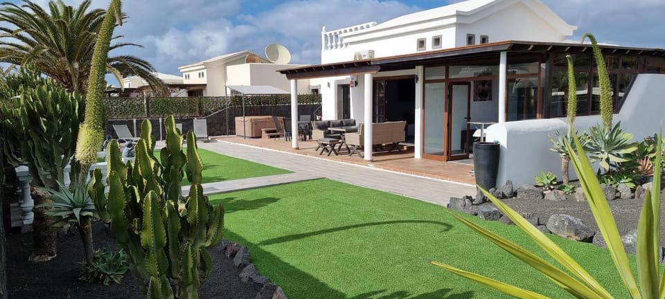 Property building, Patio, Day, Garden, Garden view