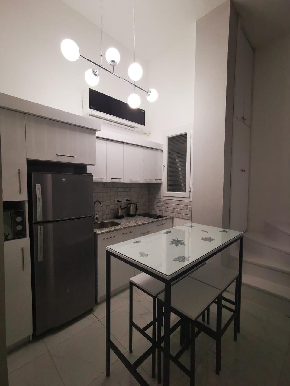 Kitchen or kitchenette, Dining area, minibar, stove