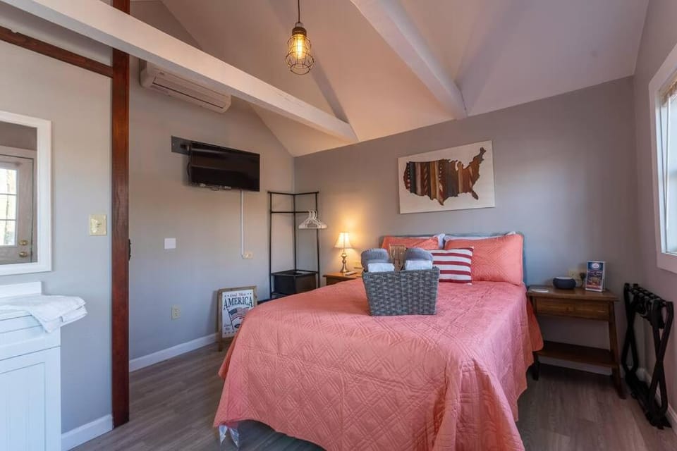 Bed, TV and multimedia, Bedroom